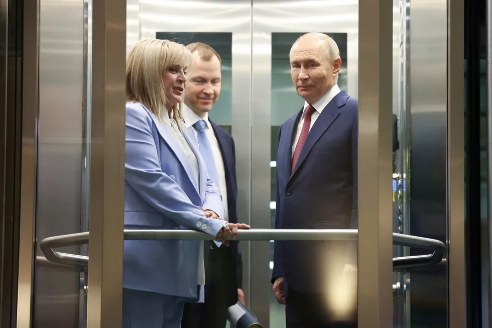Руководители силовых ведомств лоббируют перенос или отмену сентябрьских выборов из‑за экономических проблем, падающих рейтингов и угроз безопасности; в Кремле обсуждение пока называют в основном разговорами.