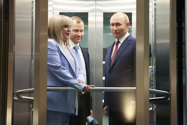 Пресс‑секретарь президента заявил, что подготовка к выборам продолжается и вопрос их переноса не обсуждается. Ранее источники сообщали о разговорах среди силовиков о переносе или отмене выборов, но официальных документов нет.