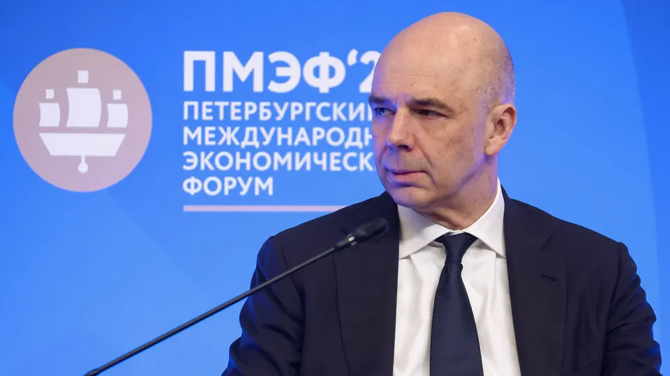 По оценке Счетной палаты, доходы федерального бюджета по итогам года могут составить 38,2 трлн руб., что примерно на 2,1 трлн руб. (5,2%) меньше, чем заложено в законе; ключевые риски — недобор нефтегазовых поступлений и влияние крепкого рубля.
