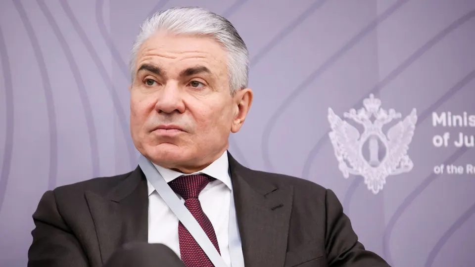 Заместитель министра юстиции заявил о необходимости обязать разработчиков внедрять «фильтры национальной безопасности» в крупные модели ИИ, предложил закрепить ответственность владельцев нейросетей и предусмотреть штрафы и уголовную ответственность. Ранее власти обсуждали создание «суверенных» моделей, но бизнес поставил под сомнение практичность изоляции от зарубежных технологий.
