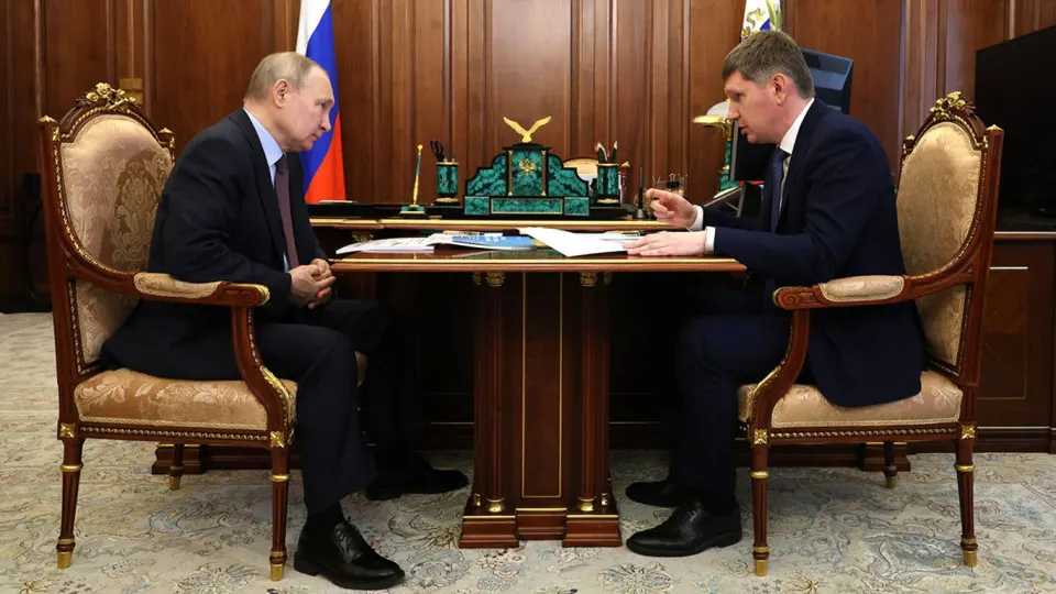 Президент потребовал ускорить рост инвестиций как показатель эффективности, однако министерство экономического развития отмечает ряд структурных препятствий: бюджетная экономия, высокие ставки, дефицит капитала у банков и низкий инвестиционный аппетит бизнеса. Прогнозы сходятся на сокращении вложений.