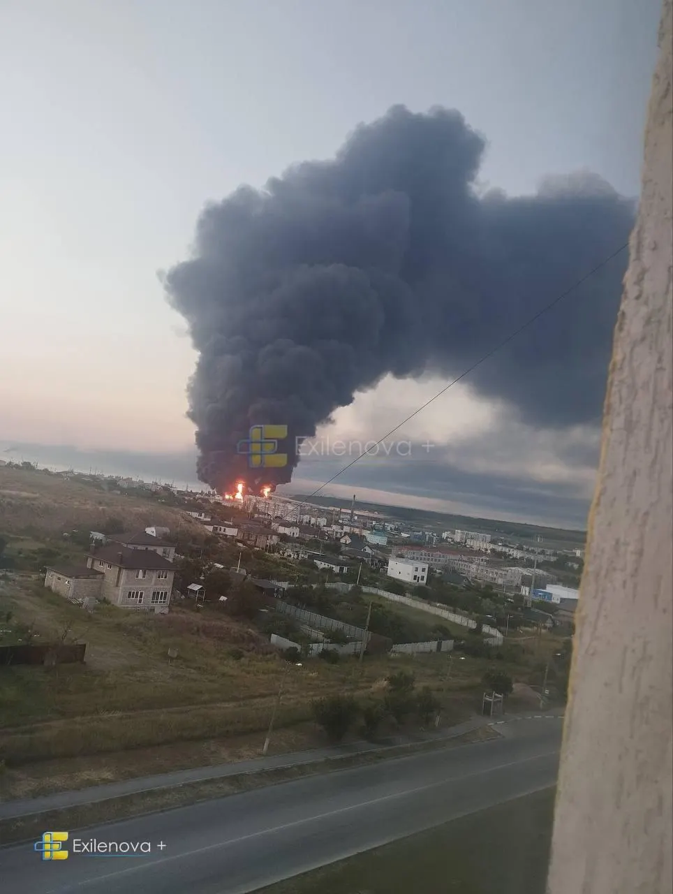 В результате удара БПЛА в районе Керченского пролива погибли как минимум пять человек, десятки получили ранения. Горели нефтебазы и повреждены жилые здания; власти сообщают о поражении средств ПВО.