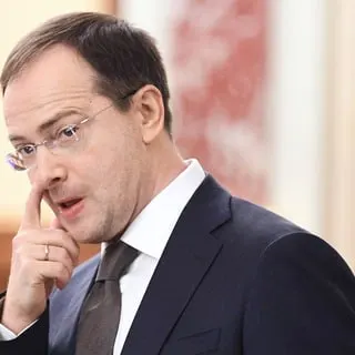 Помощник президента предложил вернуть практику распределения и заключения трудовых контрактов для бюджетников. Критики предупреждают, что это ограничит свободу выбора выпускников и вернёт административные методы управления кадрами.