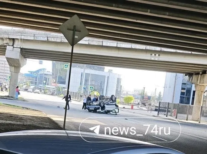 Под мостом у вокзала столкнулись Haval и «Лада Нива». «Нива» перевернулась, по данным ГАИ — пострадавших нет.