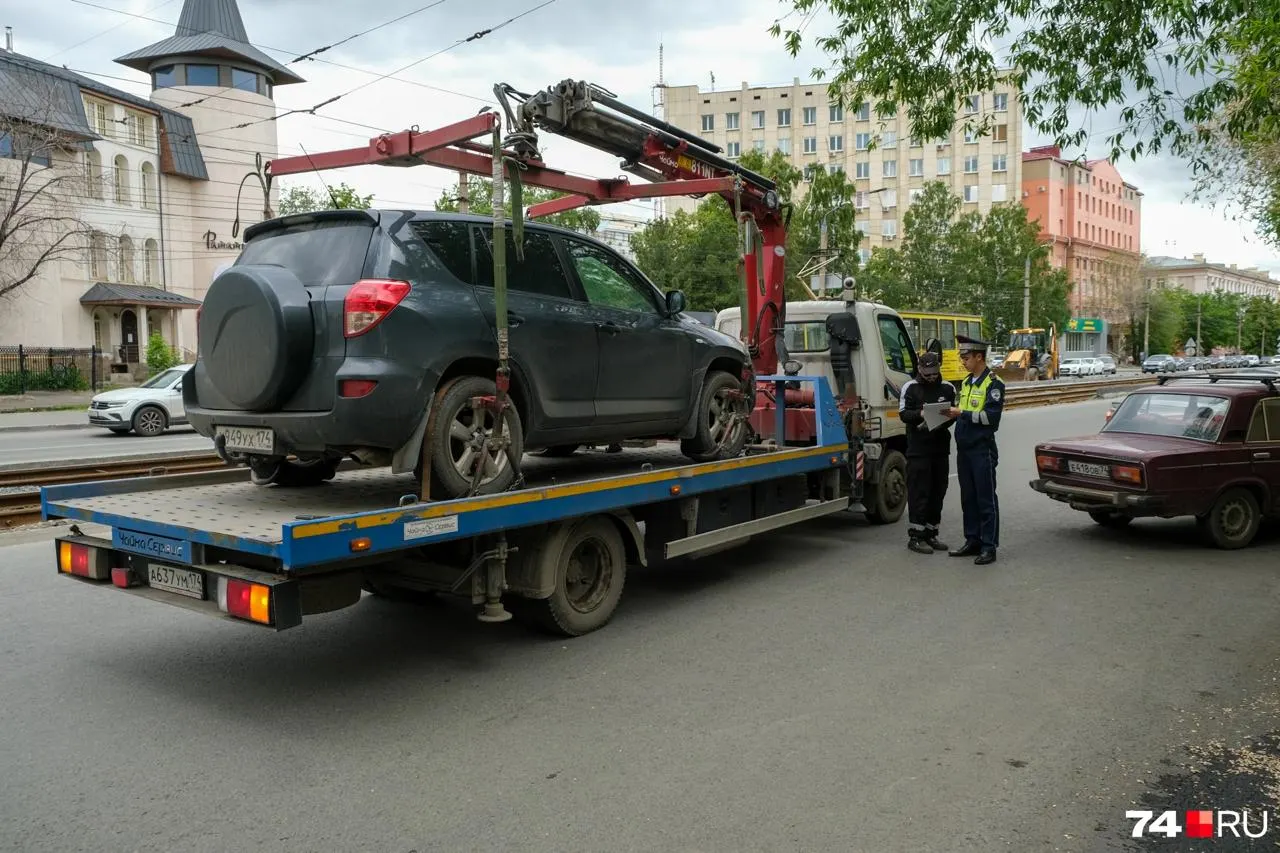 Сервис «Узнать об эвакуации» в мессенджере позволяет по госномеру выяснить, на какую штрафстоянку увезли машину; пока подключены площадки на Энгельса и Ворошилова.