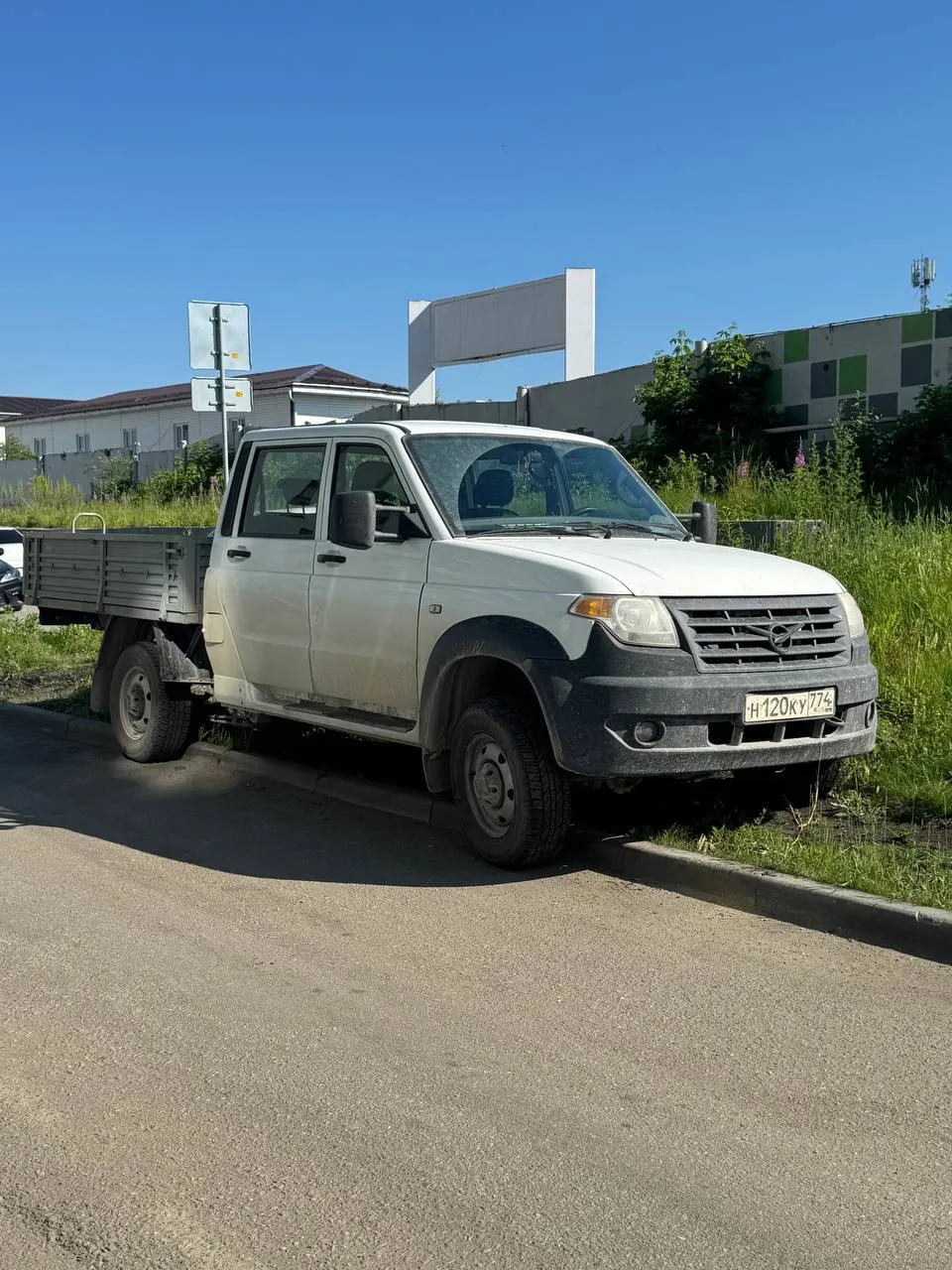 Около 4:00 водитель внедорожника въехал во двор жилого комплекса на Блюхера, проехал по газонам и громко сигналил — жильцы вызвали ГАИ.