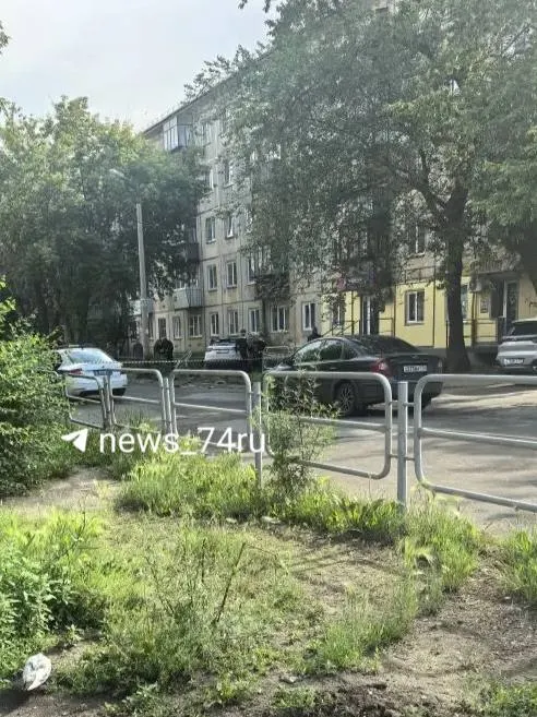 Утром водитель автомобиля Belgee столкнулся с припаркованным Nissan Almera у дома №85; мужчина погиб на месте, причины аварии выясняют.