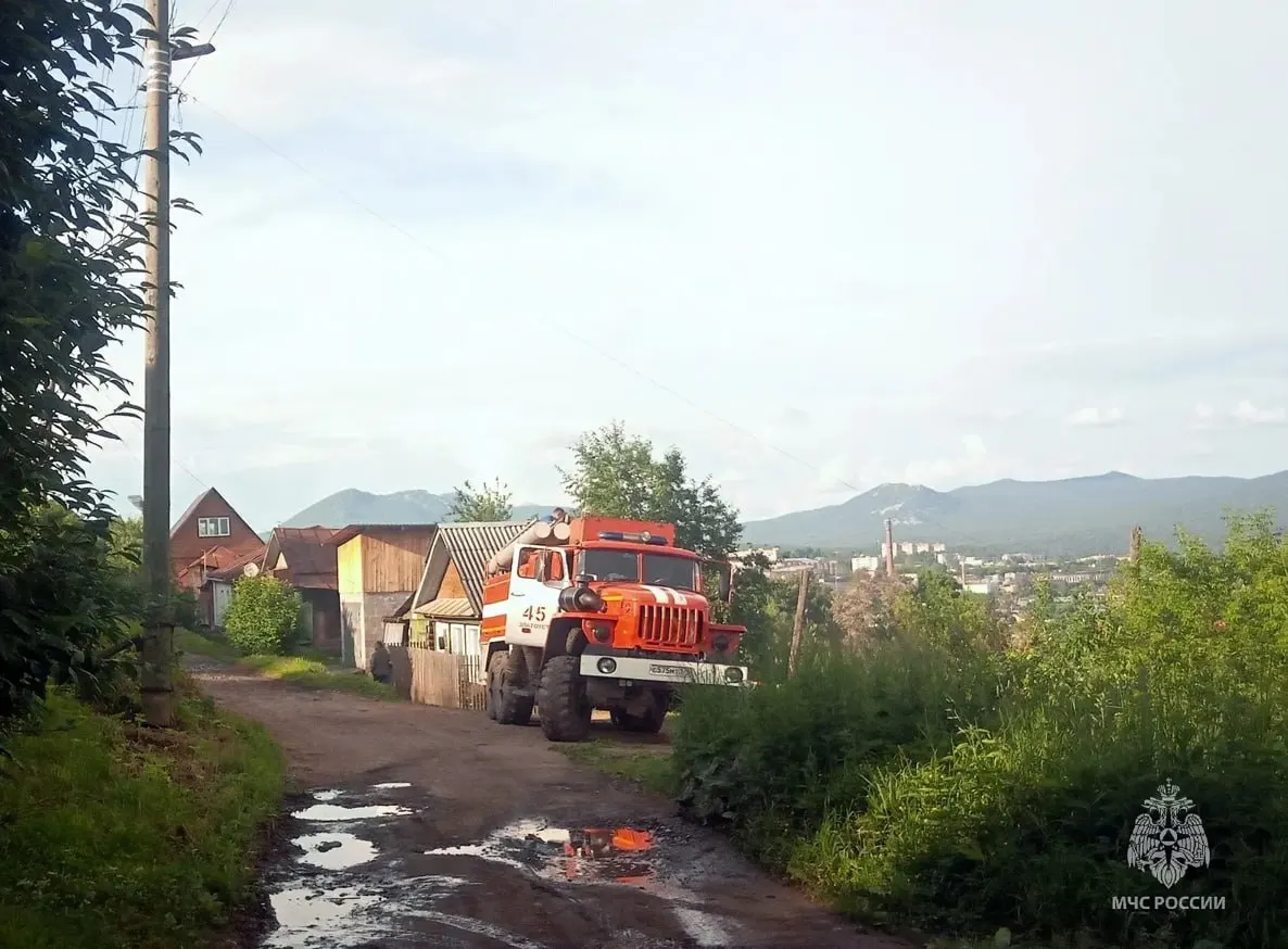 Под завалами ветхого дома в Златоусте оказались три человека: двое погибли на месте, ещё одного 18-летнего юношу спасатели передали медикам. Работы на месте ЧП продолжаются.