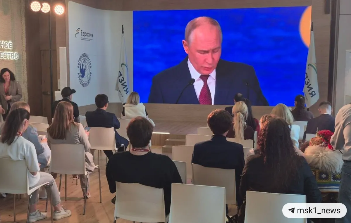 Президент обозначил главные тенденции — смещение роста в пользу стран Глобального Юга и БРИКС, переход к многополярности, а также изменение роли Запада в мировой торговле.