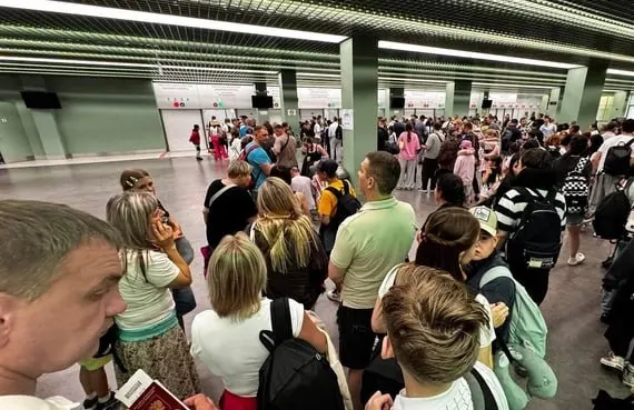 Вылет из Екатеринбурга на Пхукет отложили почти на сутки из‑за технической неисправности. Пассажиров оперативно разместили в отелях, официального объяснения не предоставили.