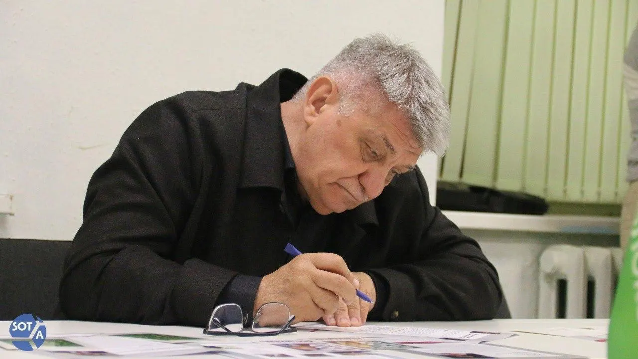 Президент направил телеграмму с поздравлениями, отметив художественные заслуги режиссёра. При этом в последние годы Сокуров сталкивается с фактическим запретом на прокат и был исключён из Совета по развитию кинематографии.
