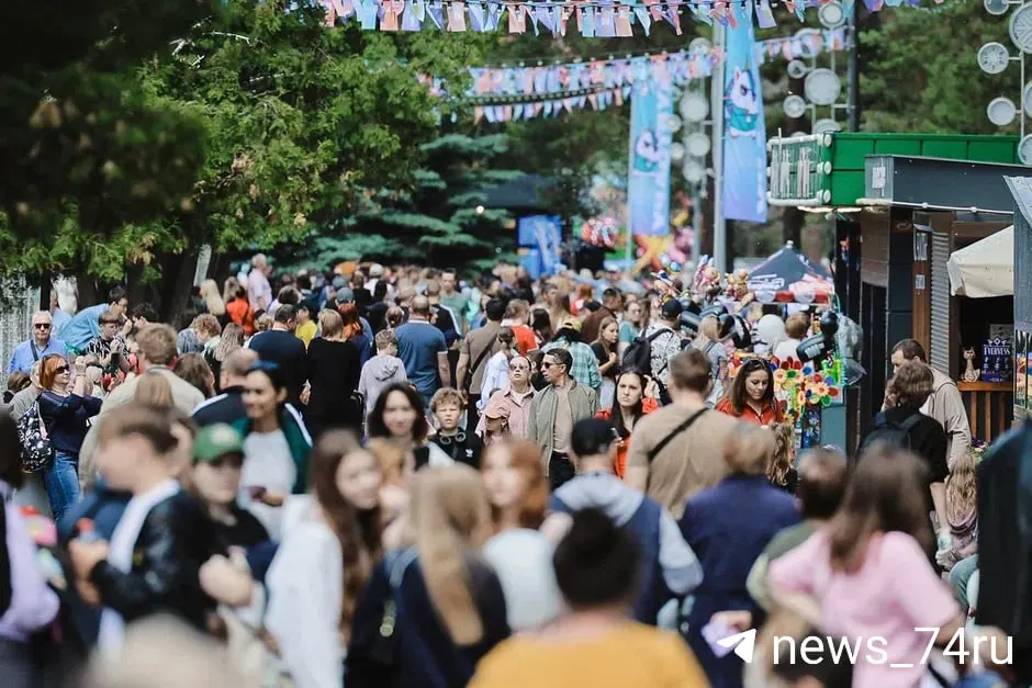 В Челябинске в Парке Гагарина проходит семейный фестиваль «Единорожок». Часть мороженого можно получить бесплатно после прохождения небольшого квеста, остальное продают по цене 100–200 рублей. Для детей организовали масштабную пенную вечеринку.