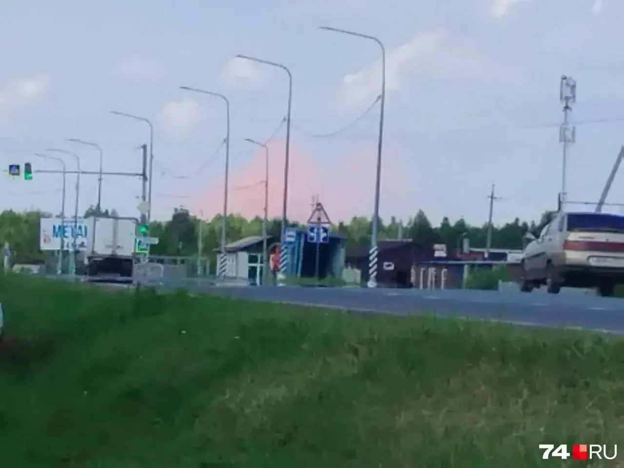 Над промышленным районом Челябинска очевидцы заметили розовое облако. На металлургическом комбинате заявили, что предприятие работает в штатном режиме, министерство экологии комментариев не дало.