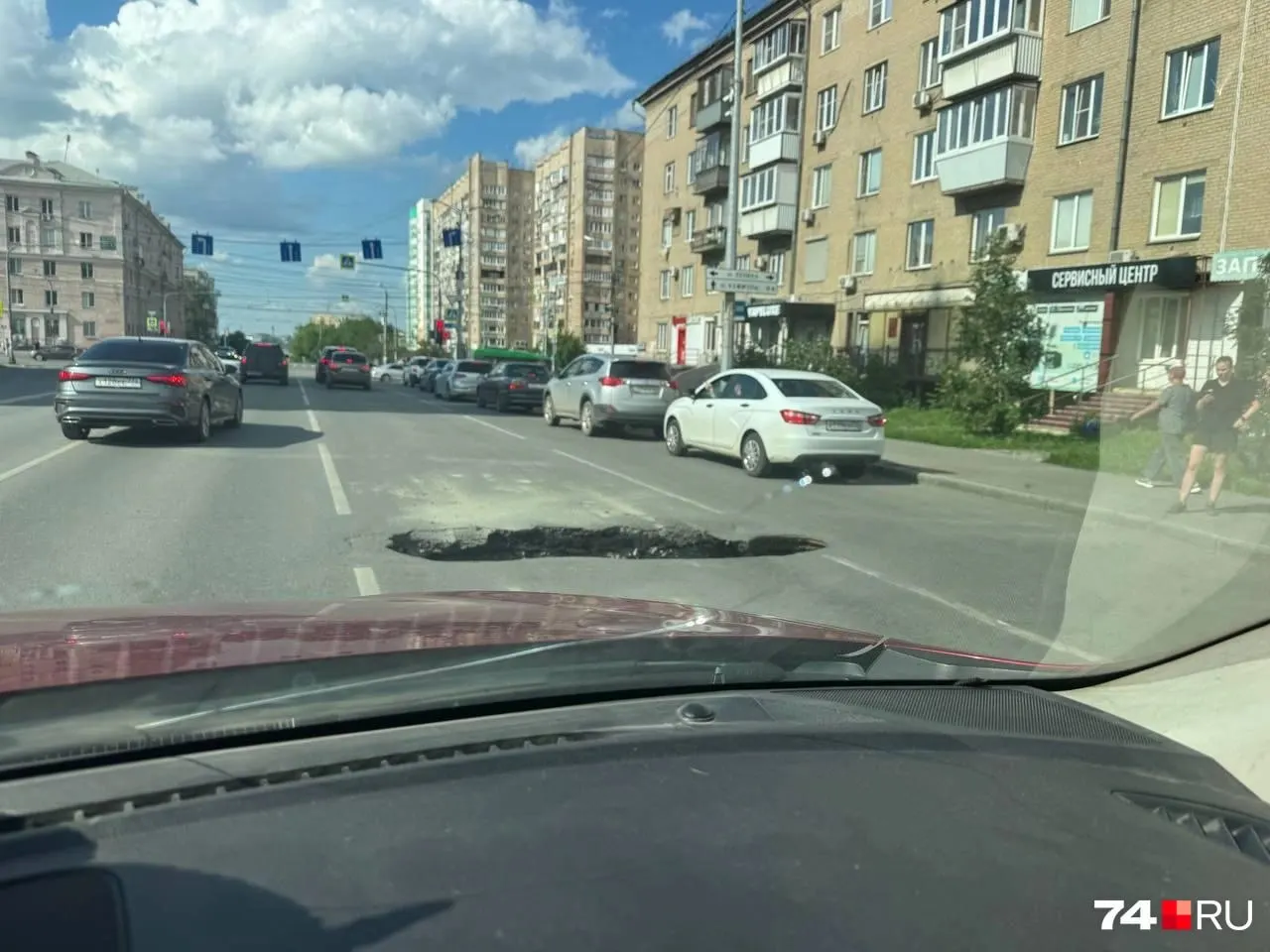 Яма на проезжей части почти заняла всю полосу движения. Чтобы избежать попадания в неё на скорости, автомобилисты поставили предупреждающую канистру.
