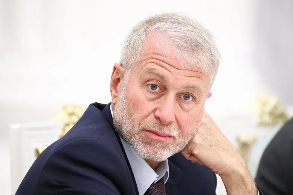 По словам нескольких собеседников, бизнесмен посетил Киев, встретился с Владимиром Зеленским и передал просьбу о личной встрече с президентом России; Кремль и окружение предпринимателя комментариев не дали.