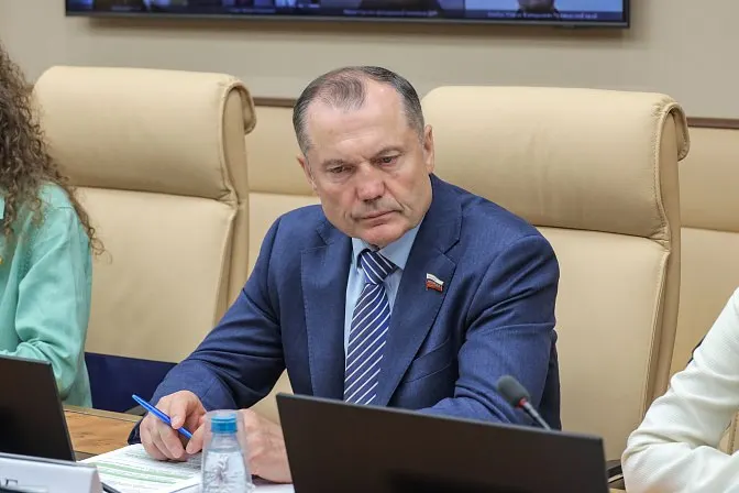 Сенатор предложил закрепить в законе практику, по которой до 50% учебного времени студентов вузов и колледжей будет проходить на базовых предприятиях; в инициативе не уточняются вопросы оплаты и защиты прав учащихся.