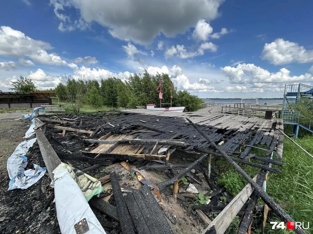 В мае на базе отдыха в Курочкино полностью сгорела беседка, где должен был пройти выпускной девятиклассников. Родители заплатили 120 тысяч рублей предоплаты, вернули лишь 100 тысяч и добивались оставшейся суммы. Арендатор пообещал вернуть деньги в ближайшее время.