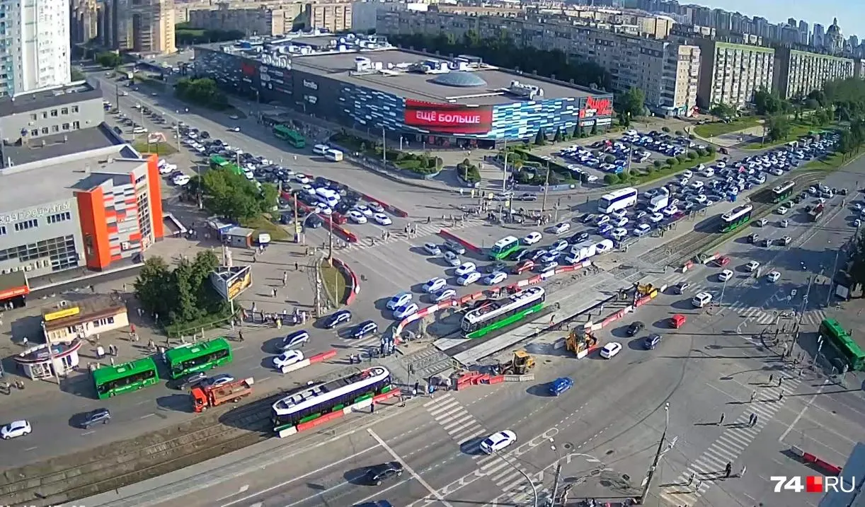 Движение автомобилей и автобусов временно закрыто: часть маршрутов идёт в объезд, конечные остановки некоторых автобусов перенесены к ТРК «Космос».