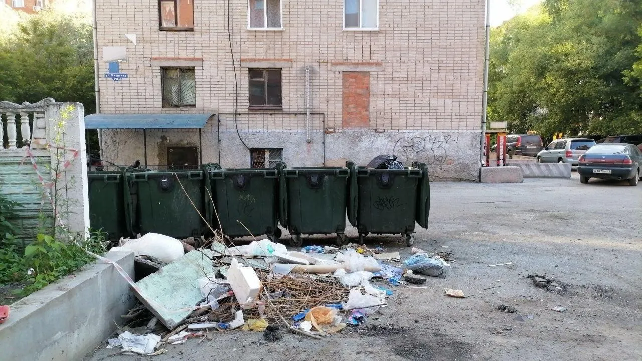 За неделю россияне направили 10,1 тыс. жалоб на проблемы с вывозом отходов; более трети поступили из семи регионов. В числе аутсайдеров — Томская и Новосибирская области, а также Челябинская, Воронежская области, Краснодарский край и Кабардино‑Балкария. Минприроды проводит проверки и готовит законопроект, который возложит ответственность за контейнерные площадки на регоператоров.