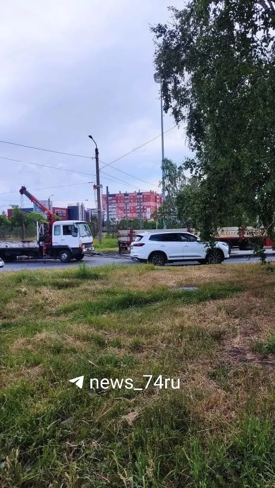 В&nbsp;Челябинске на&nbsp;проспекте Победы из&nbsp;грузовика высыпался металл&nbsp;— встало кольцо и&nbsp;соседние улицы