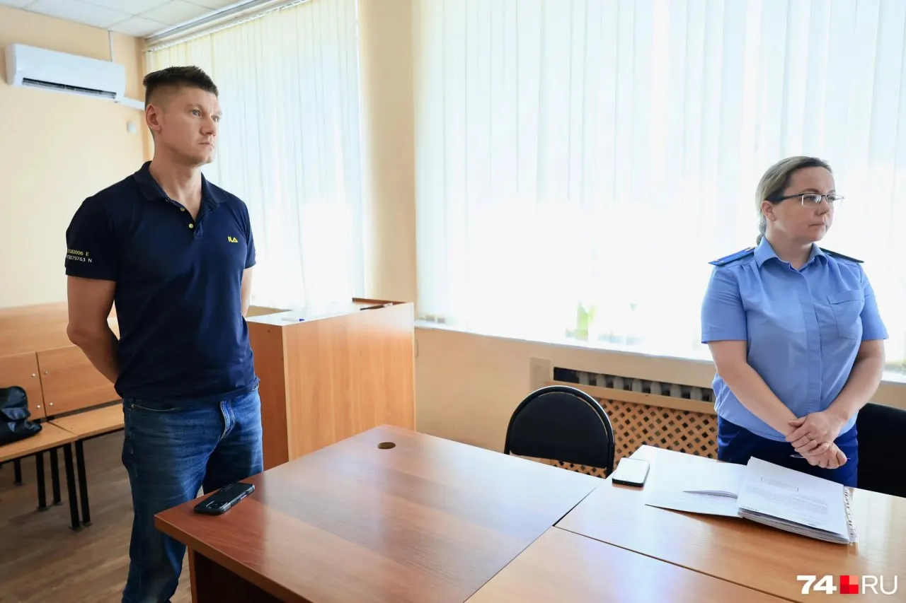 43‑летнего мужчину признали виновным по ряду эпизодов: он годами представлял интересы покупателей квартир с поддельным дипломом. Суд назначил два года ограничения свободы и запреты на переезд и выезд из города.
