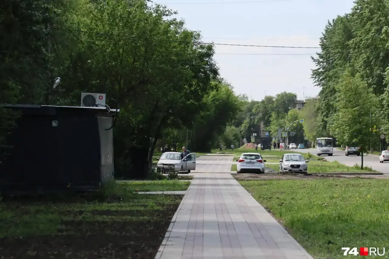 Работы по благоустройству сквера на улице Барбюса остановили на полпути: положили плитку на дорожках, но газонов, скамеек и освещения нет. Контракт расторгли из‑за нарушений, подрядчик обжалует решение — кто и когда доделает сквер, неизвестно.
