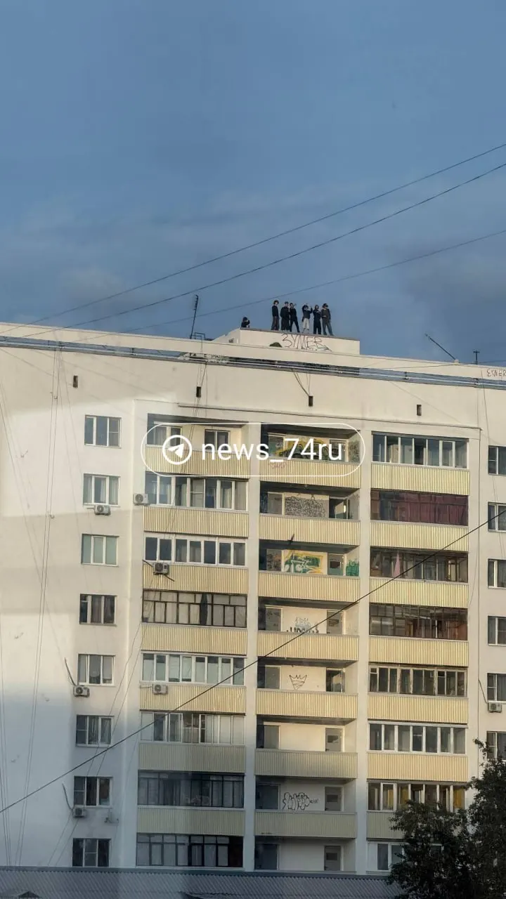 Группа подростков поднялась на крышу дома по адресу Ленина, 65. Очевидцы сравнили их поведение с выходками экстремалов — уточнить обстоятельства и безопасность ситуации должна полиция.