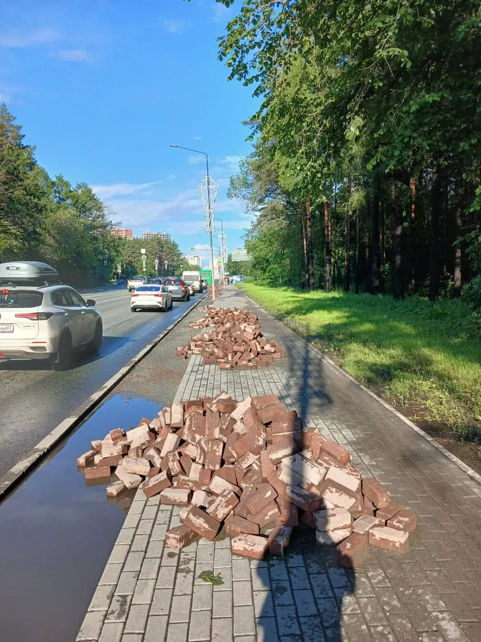 На улице Худякова обновляют красную полосу для велосипедистов между остановкой «Городской пляж» и подъездной дорогой к лесной резиденции губернатора. При этом пешеходов почти нет, а столбы освещения мешают проезду.