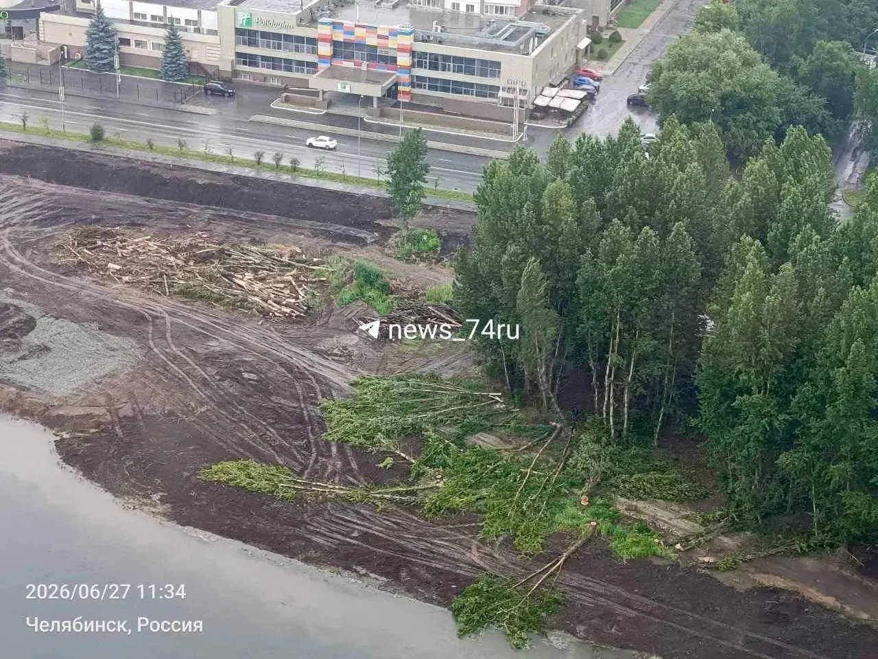 Мэрия Челябинска заявила, что вырубка проводится в рамках работ по строительству новой набережной: требуется досыпка грунта до 3 метров, у подрядчика есть разрешение. В проекте предусмотрено возобновление озеленения.