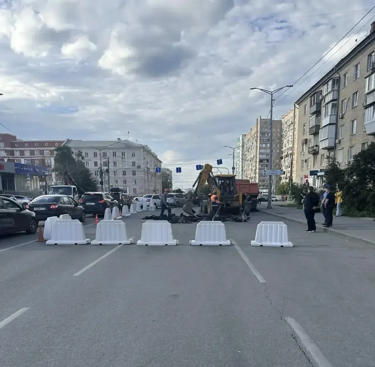 Из‑за повреждения плиты перекрытия коллектора на улице Российская образовался провал в асфальте. Рабочие обещают установить новую плиту и закрыть портал в подземелье; водителям рекомендуют объезжать участок.