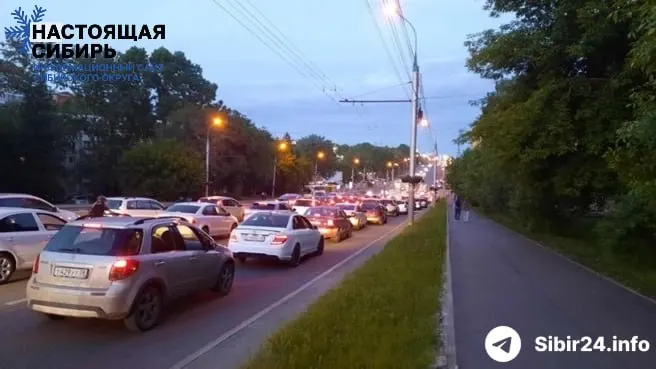 В Иркутской области резкий дефицит топлива привёл к ограничению розничной продажи на АЗС и ночным очередям по несколько часов; междугородние перевозки уже под угрозой срыва.