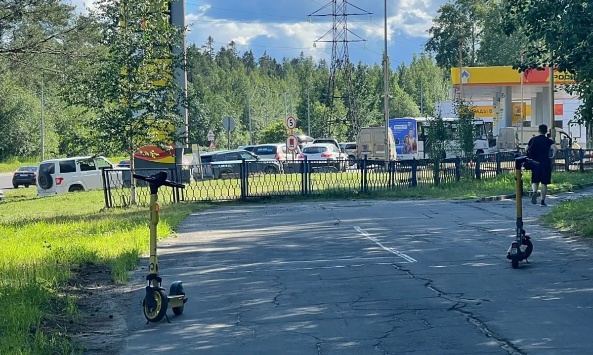 В нескольких субъектах страны сохраняются ограничения на отпуск топлива, жители стоят в очередях, а в ряде городов фиксируют случаи краж бензина и полное отсутствие горючего на АЗС.