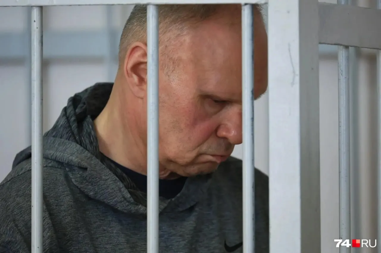 Суд признал бывшего заместителя министра виновным в получении взятки в виде iPhone и злоупотреблении полномочиями; до уплаты штрафа на его имущество наложен арест.