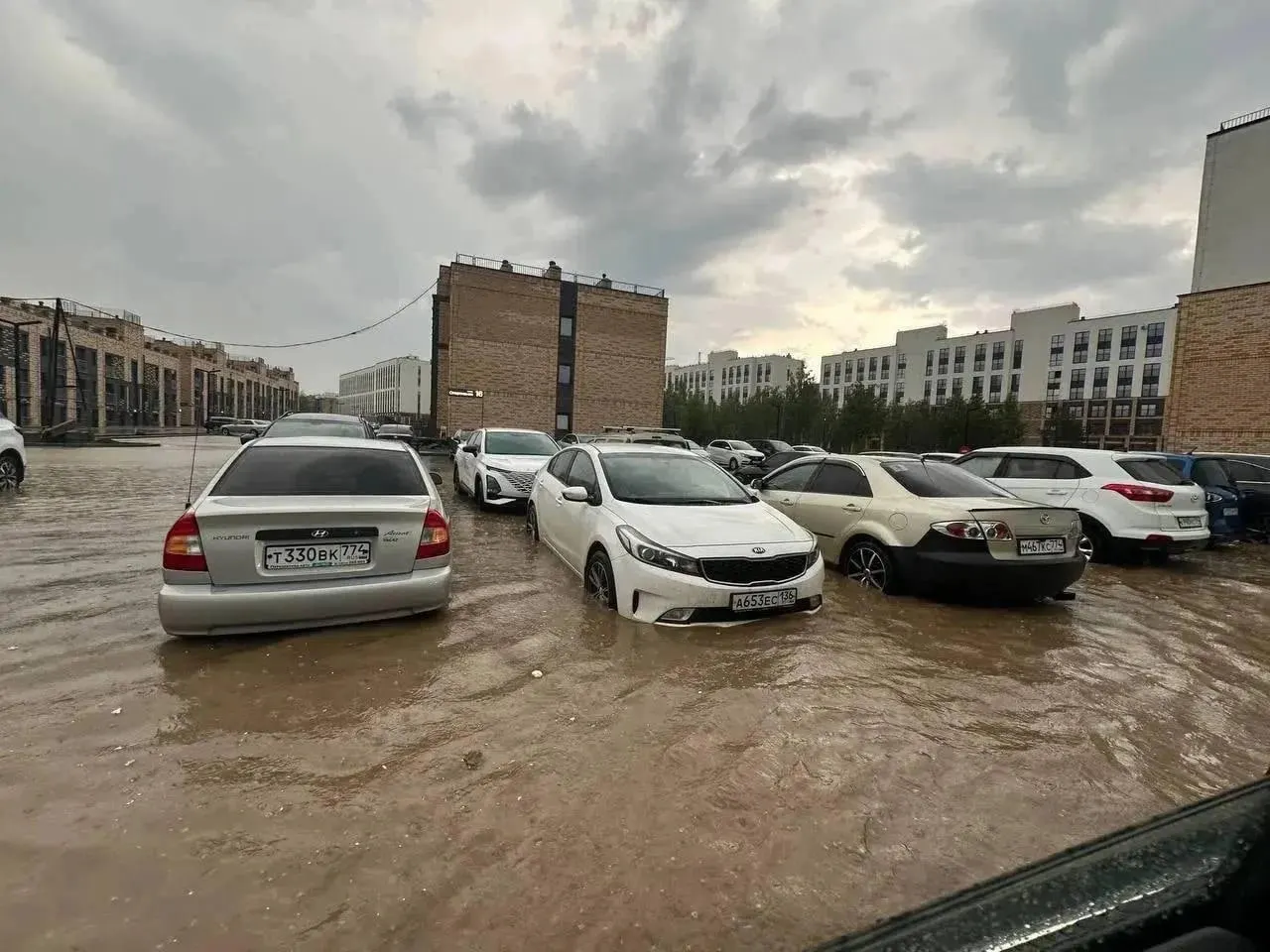 При ливне вода подтопила подъезд и парковку в ЖК «Твоя Привилегия». Застройщик объясняет это аномально большим количеством осадков; власти и подрядчики планируют прочистку ливневок.