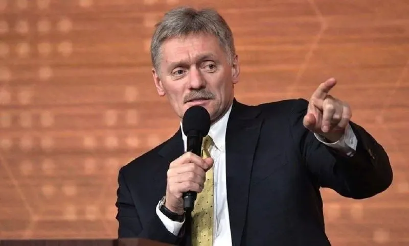 В Кремле заявили, что спецоперация завершится при уходе украинских войск с российских территорий; власти утверждают, что удар по колледжу в Старобельске был намеренным. Москва сохраняет контакты с США и готова к переговорам.