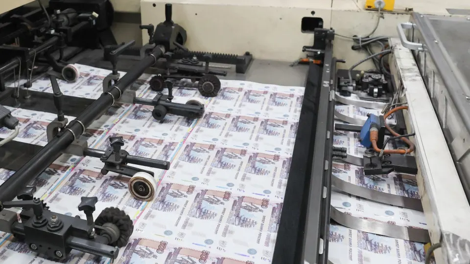 Банк России активно снабжает банки репо‑кредитами под ОФЗ, что превращает покупку госдолга в косвенное монетарное финансирование и усиливает риск инфляции.