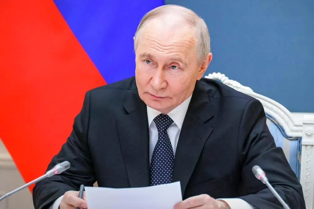 Указ дополняет положения указа №95 (2022): теперь временно приостанавливать выплаты по банковским вкладам иностранных лиц из списка «недружественных» можно официально. Документ вступил в силу 1 июня 2026 года.