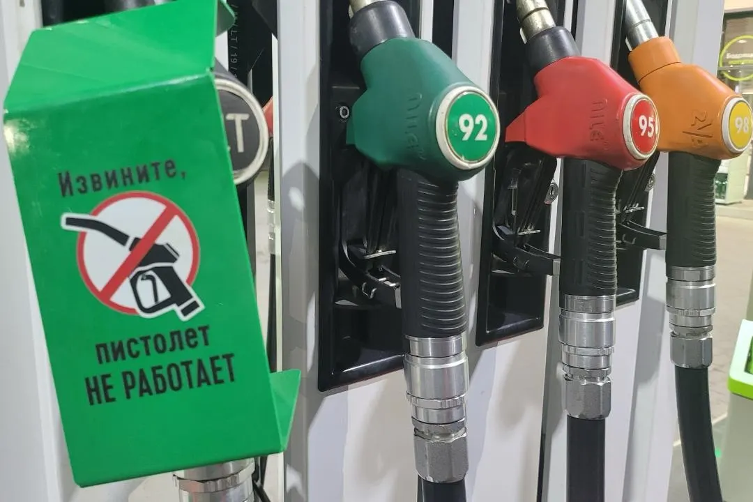 В нескольких субъектах РФ власти ограничили отпуск топлива, объясняя меры ажиотажным спросом, спекуляциями и логистическими сбоями; приоритет отдают экстренным и коммунальным службам.