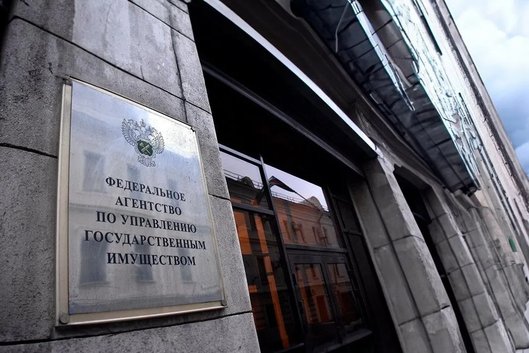 Депутаты во втором и третьем чтениях приняли закон, который отменяет ценовой порог и обязательную шестимесячную паузу при продаже конфискованного у коррупционеров жилья, вводит требования к оценщикам и организаторам торгов и фиксирует особый порядок для религиозной недвижимости.