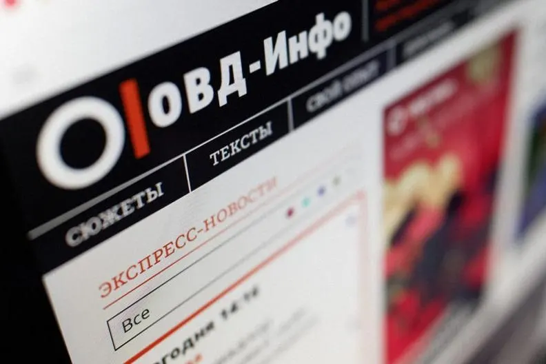 В реестр включили правозащитный проект «ОВД‑Инфо», культурное пространство «Револьт‑центр» и структуры «Мемориала». Присвоение «экстремистского» статуса влечёт уголовную ответственность за участие, финансирование и демонстрацию символики и может затронуть сотни и тысячи людей.