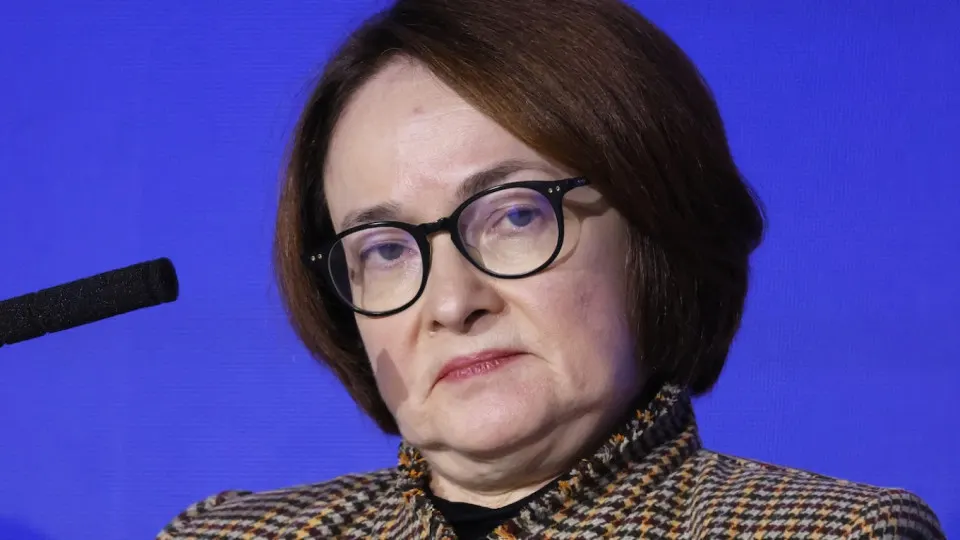 Резкий рост цен на бензин и резкое сокращение выпуска нефтепродуктов ускоряют инфляцию и уменьшают шансы на ожидаемое снижение ключевой ставки в этом году — рынок всё чаще закладывает сценарии ужесточения.