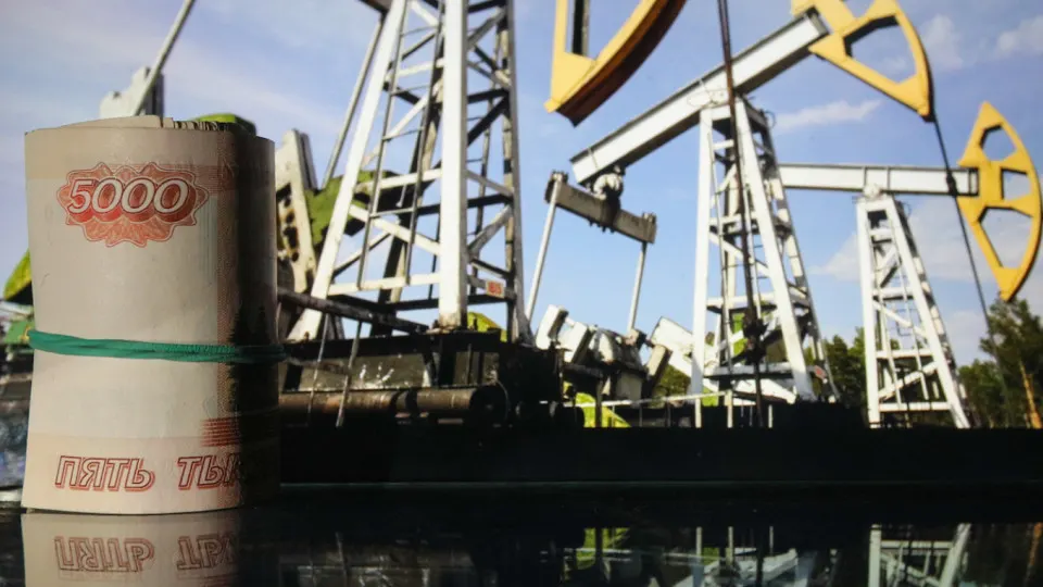 В мае поступления от нефти и газа заметно увеличились, однако дополнительные доходы оказались ниже ожиданий, а расходы и военные траты давят на федеральную казну — дефицит за четыре месяца достиг 5,8 трлн рублей.