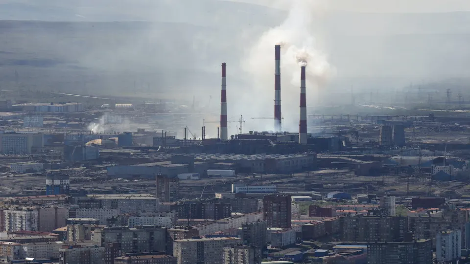 Минэкономразвития сообщает, что в мае промышленное производство в России упало на 0,7% в годовом выражении; спад особенно заметен в добыче и переработке нефти, а большая часть отраслей остается в рецессии.