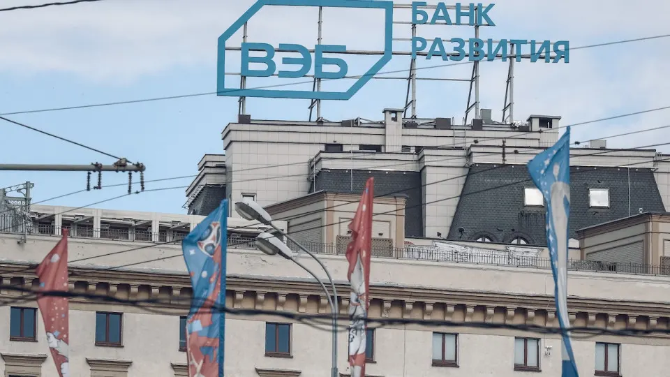 Государственный банк, который управляет пенсионными накоплениями миллионов россиян и финансирует нацпроекты, планирует ужесточить бюджет и сократить 15% сотрудников в следующем плановом году на фоне «кредитного охлаждения». Сокращения затронут и дочерние структуры группы.