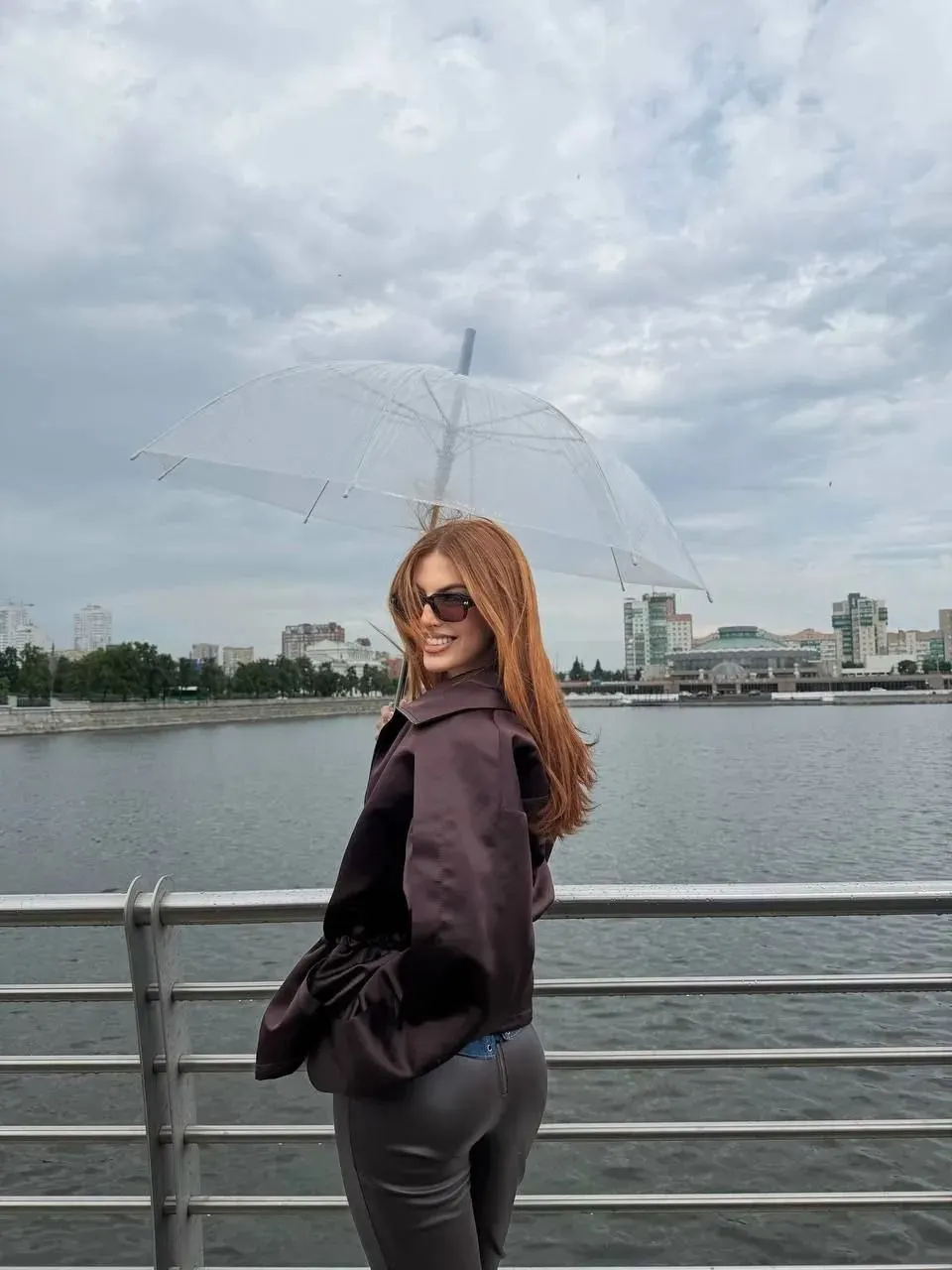 Анжелика Стубайло прошла серию заданий в Челябинске — от перформанса в музее и мастер‑класса по пельменям до поиска редкой книги в хранилище библиотечных фондов.