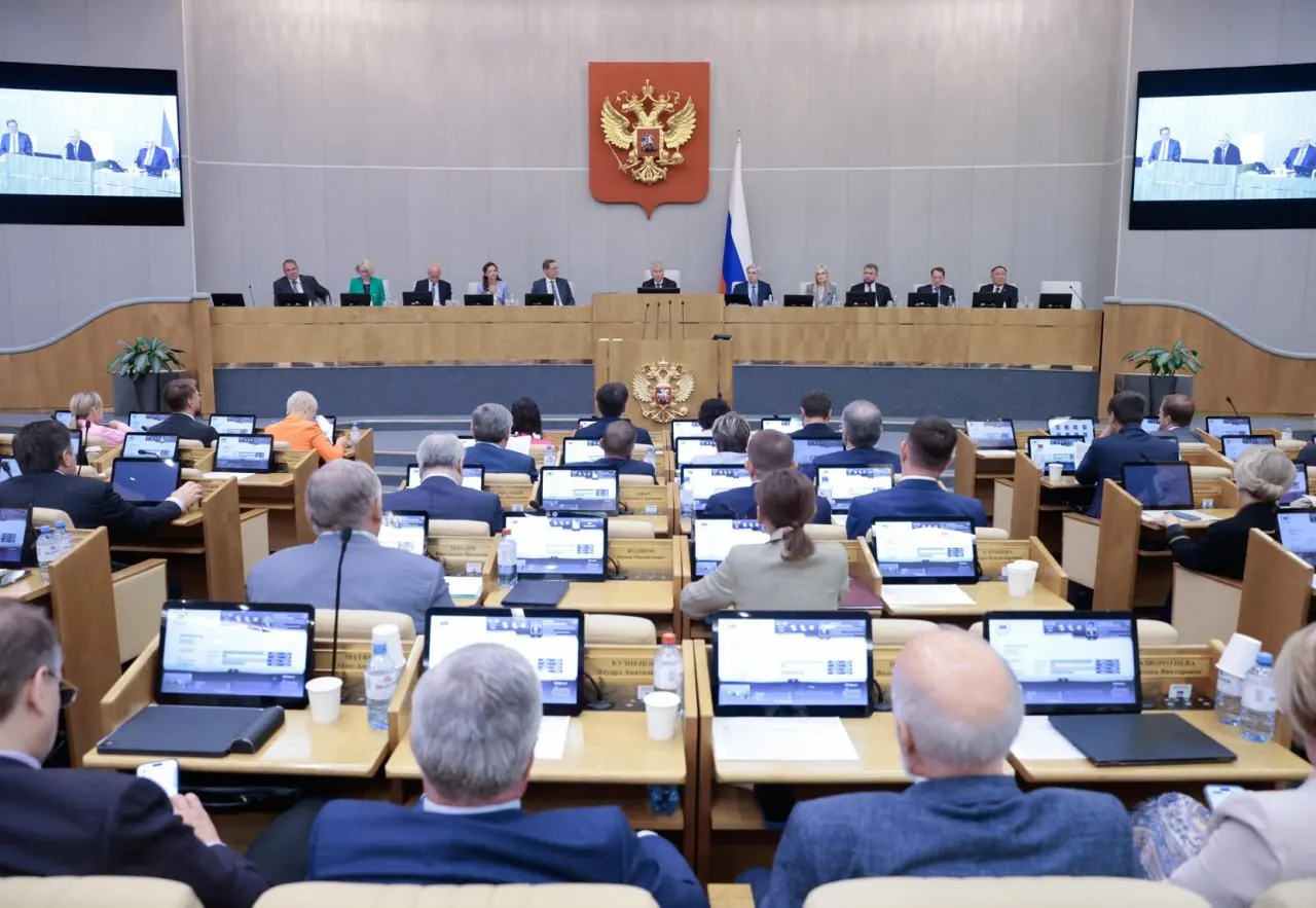 Анализ данных законодательной деятельности показывает, что кабинету министров принадлежит основная доля принятых инициатив, тогда как депутатские законопроекты проходят значительно реже.