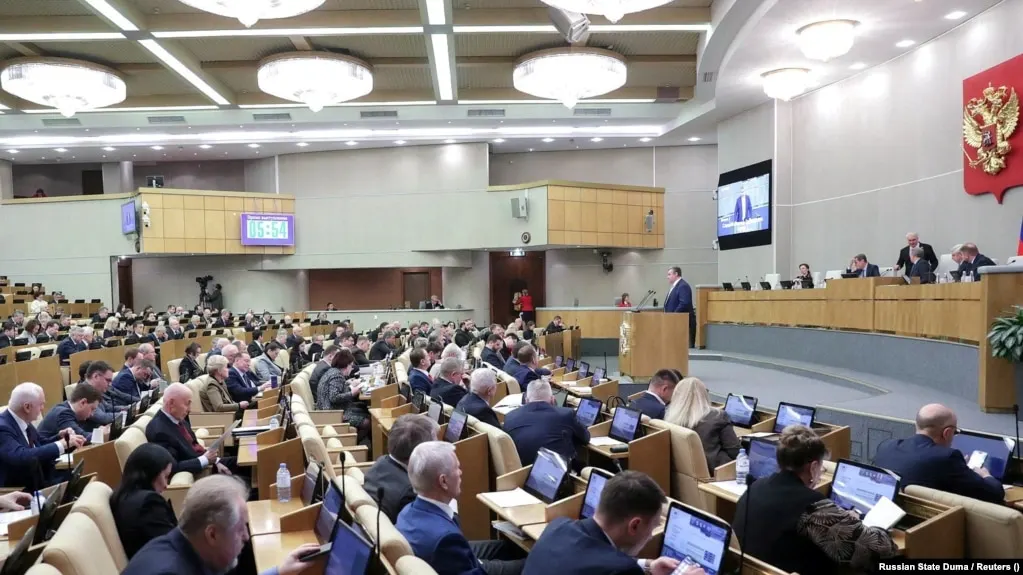 Во вторник, 22 июля, депутаты планируют во втором чтении принять поправки, которые вводят широкий перечень ограничений для граждан, покинувших Россию и преследуемых по ряду уголовных и политических административных статей.