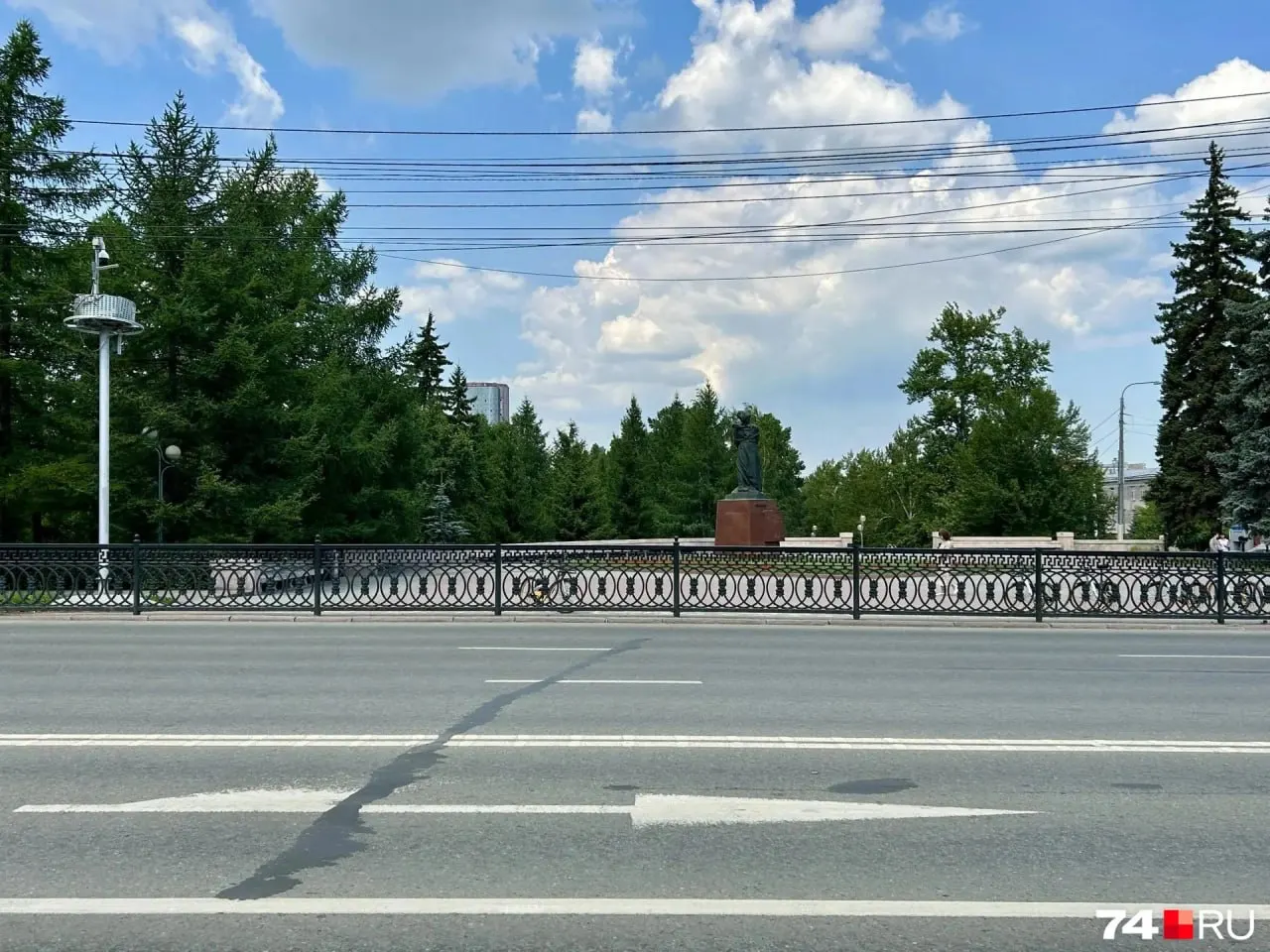 Подвесные горшки с растениями сняли с центральных улиц из‑за повреждений и вандализма — их обещают вернуть обновлёнными на следующей неделе.