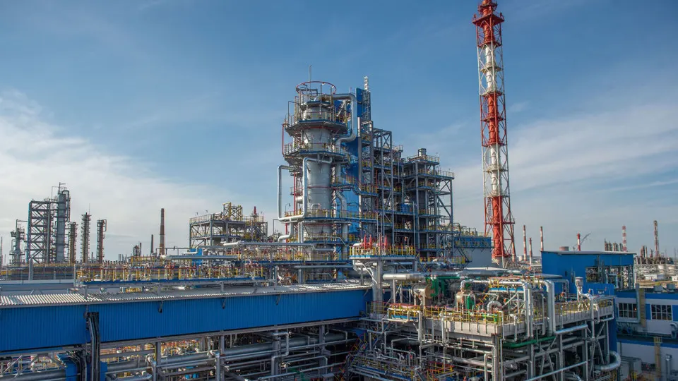 Нефтеперерабатывающий завод в Башкирии прекратил переработку нефти и конденсата после удара беспилотников: повреждены ключевые установки, восстановление может занять недели или месяцы, это усиливает дефицит нефтепродуктов в стране.