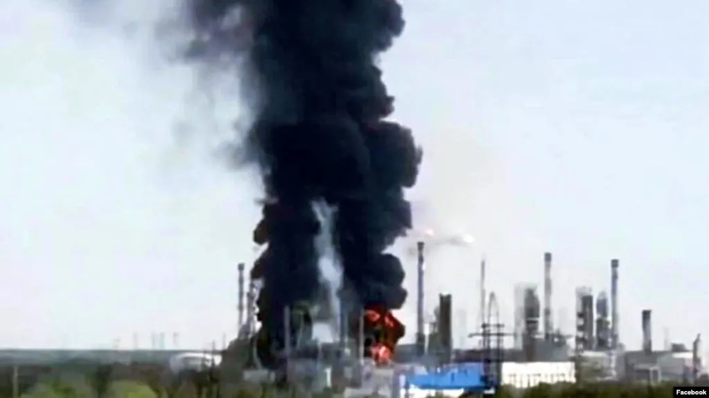 25 июля на тюменском нефтеперерабатывающем заводе произошёл пожар после удара; предприятие остановило переработку нефти, сроки восстановления работы неизвестны. Инцидент стал очередным в серии атак на НПЗ в России, что привело к сокращению объёмов переработки и перебоям с бензином в ряде регионов.